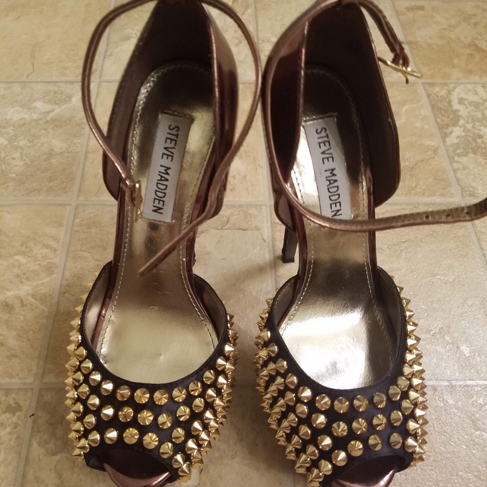 Steve Madden size 6 Studded Platform heels